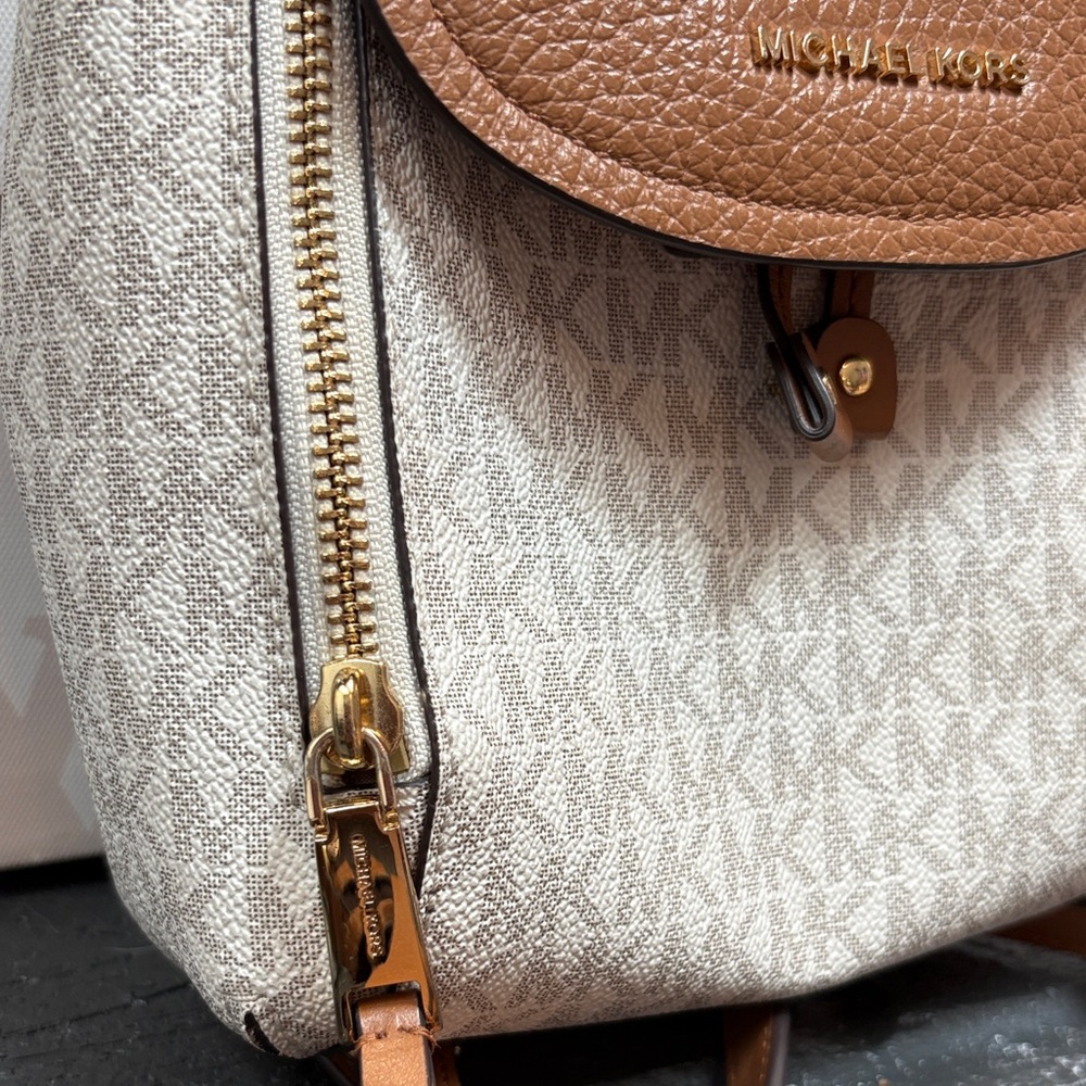 Michael Kors MK XS Viv Pebble Leather Convertible Backpack Crossbody - Picture 4 of 15